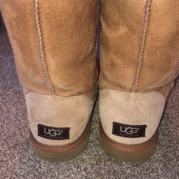 UGG BOOT barely worn size 8. Chestnut brown. - Picture 3 of 5